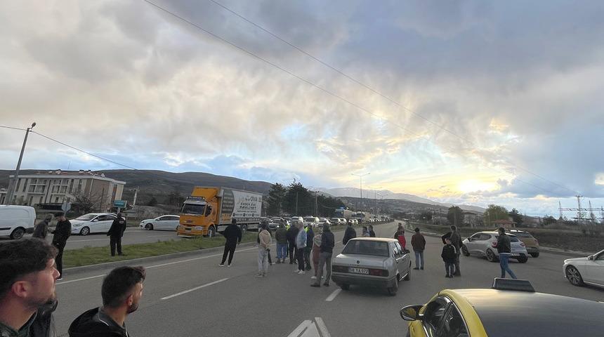 Sivas'ta yüksek gerilim hattı koptu; karayolu ulaşıma kapandı