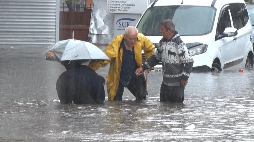 Ankara'da sağanak sonrası yollar göle döndü!