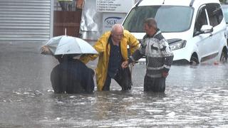 Ankara'da sağanak sonrası yollar göle döndü!