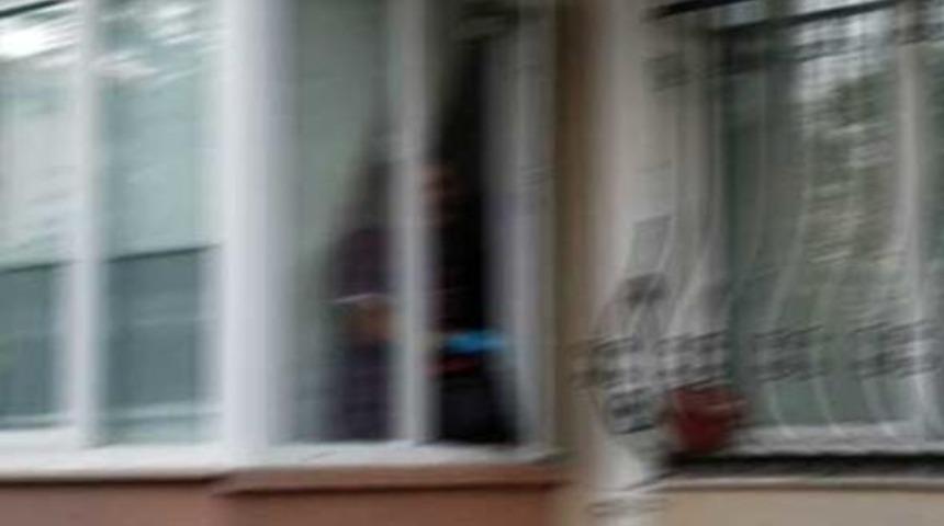 Sevgililer gününün en talihsiz olayı! Pencereden kız arkadaşının odasına girdi ama...