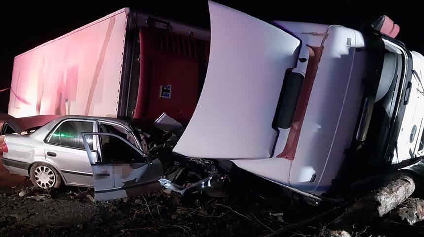 Kütahya'da feci kaza kamerada: TIR'ın üzerine devrildiği otomobildeki baba yaralandı, oğlu öldü! 