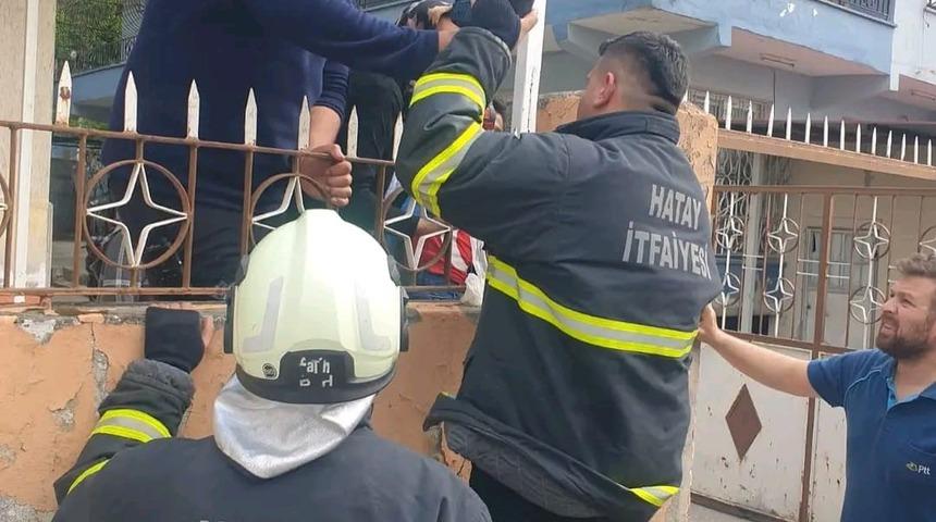 Çocuğun kolu demir korkuluğa saplandı