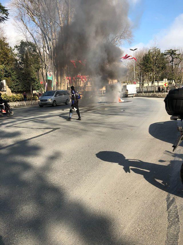 Dolmabahçe Sarayı önünde motosiklet yandı (1)