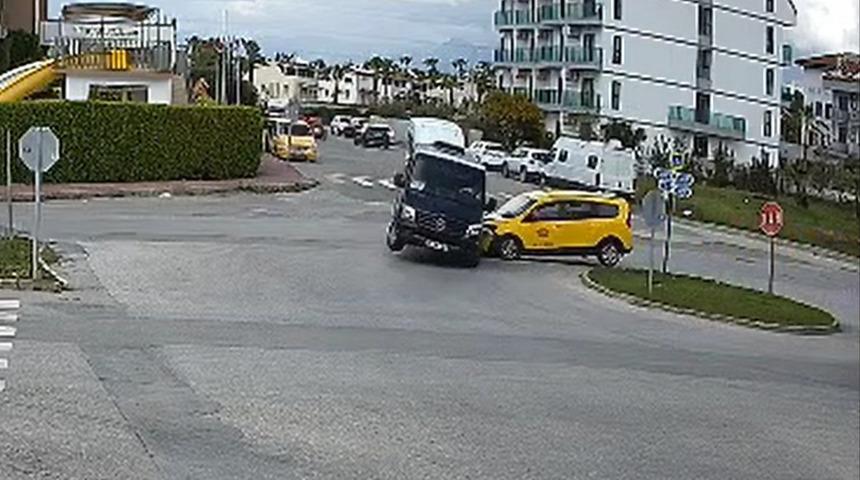 Minibüs ile ticari taksi kavşakta çarpıştı: 2'si turist 3 yaralı