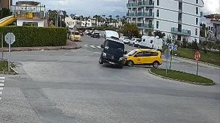 Minibüs ile ticari taksi kavşakta çarpıştı: 2'si turist 3 yaralı