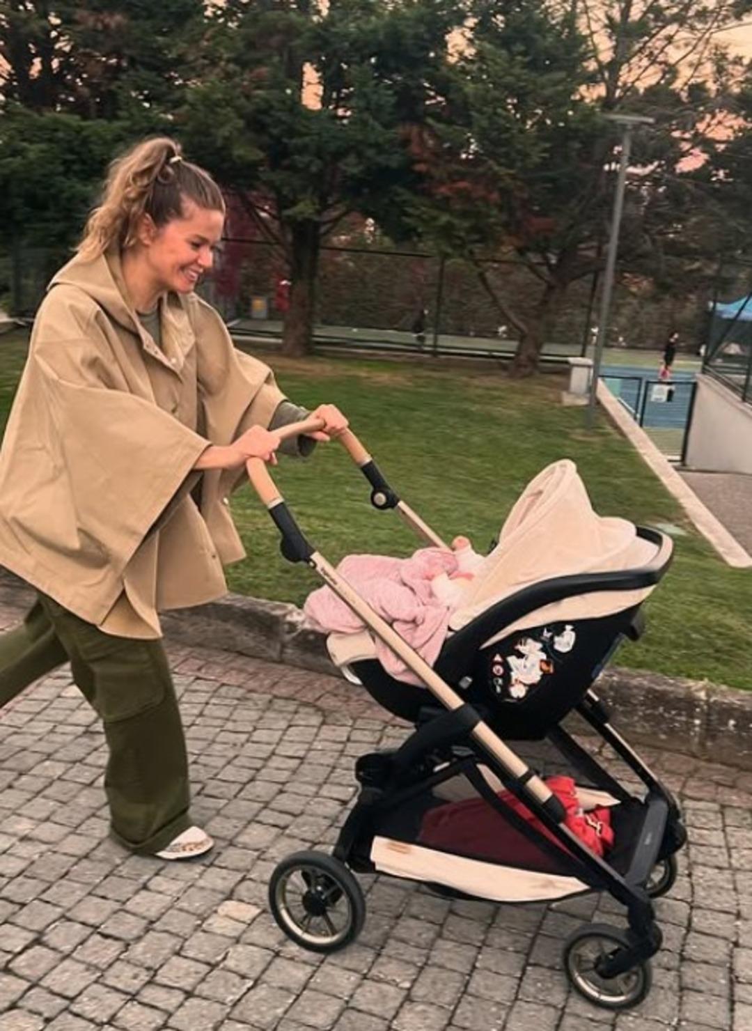 Burcu Biricik kızını paylaştı! İşte minik Luna... 2