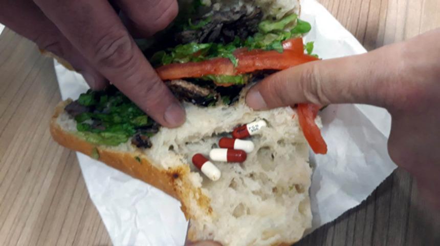 Arkadaşına getirdiği ekmek arası d&ouml;nerden &ouml;yle bir şey &ccedil;ıktı ki!