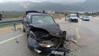 Isparta'da iki araç kafa kafaya çarpıştı!  3'ü ağır 8 kişi yaralandı