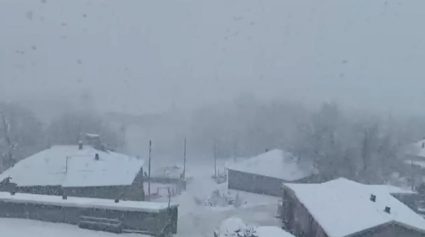 Bitlis'te kar yağdı! Yüksek kesimler beyaza büründü: "Mart ayında beklediğimiz kar nisan ayında geldi"