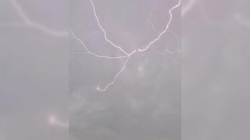 Ege'de olumsuz hava ulaşımı da etkiledi! Yolcu uçağına yıldırım isabet etti