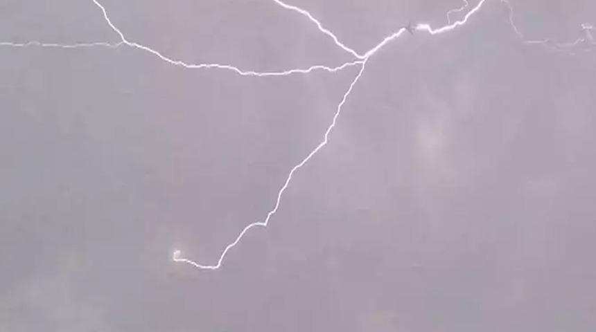 Pegasus uçağına yıldırım isabet etti! 