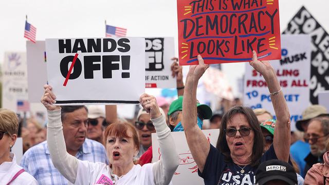 ABD'de binlerce kişi sokağa indi! Trump ve Musk protestosu: Elini çek