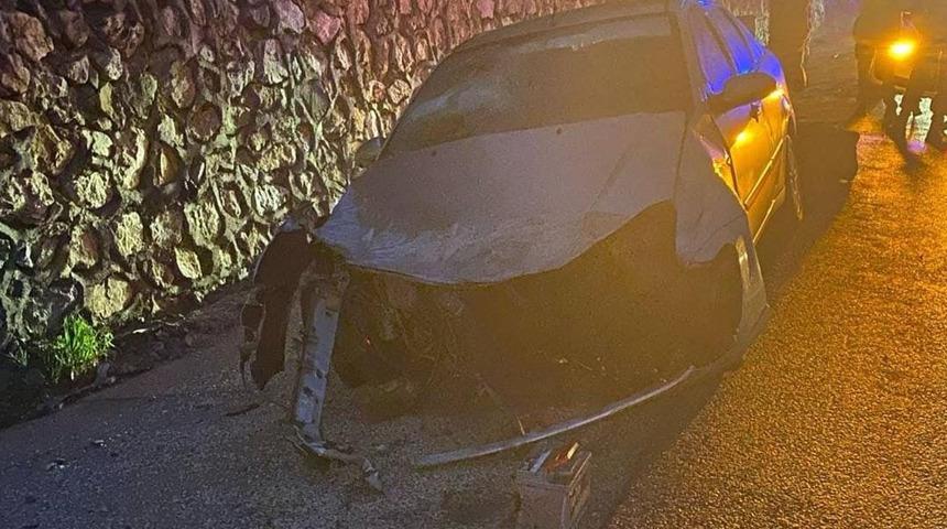 Bursa'da otomobil, istinat duvarına çarptı! Anne ve 2 çocuğu yaralandı