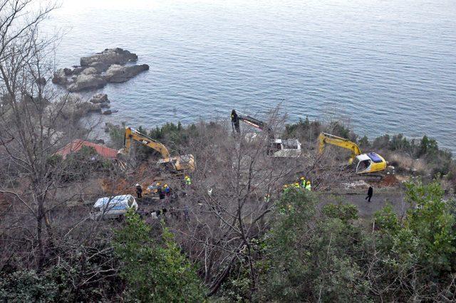 Zonguldak'ta deniz kenarındaki kaçak yapılar yıkılmaya başlandı