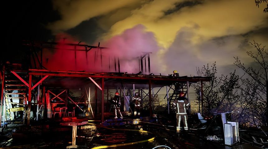 Uludağ'ın eteklerindeki baraka yandı