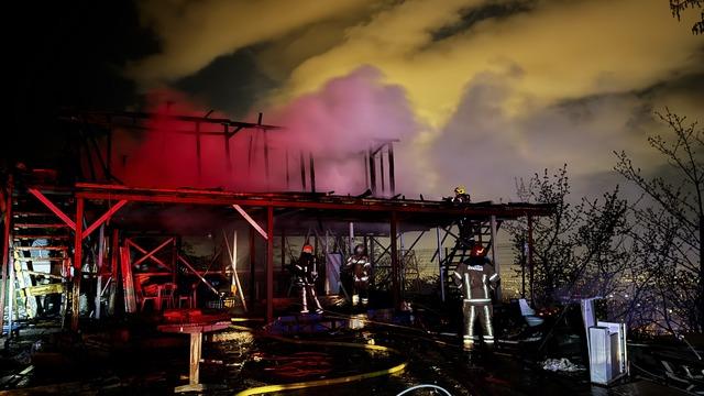 Uludağ'ın eteklerindeki baraka yandı