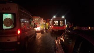 Çorum'da tur otobüsü, yol kenarındaki toprak bölgeye çarptı: 23 yaralı