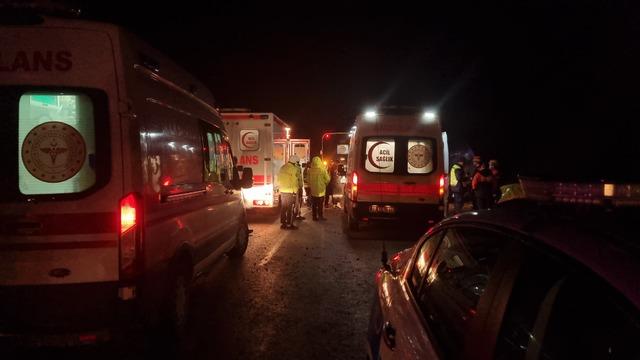 Çorum'da tur otobüsü, yol kenarındaki toprak bölgeye çarptı: 23 yaralı