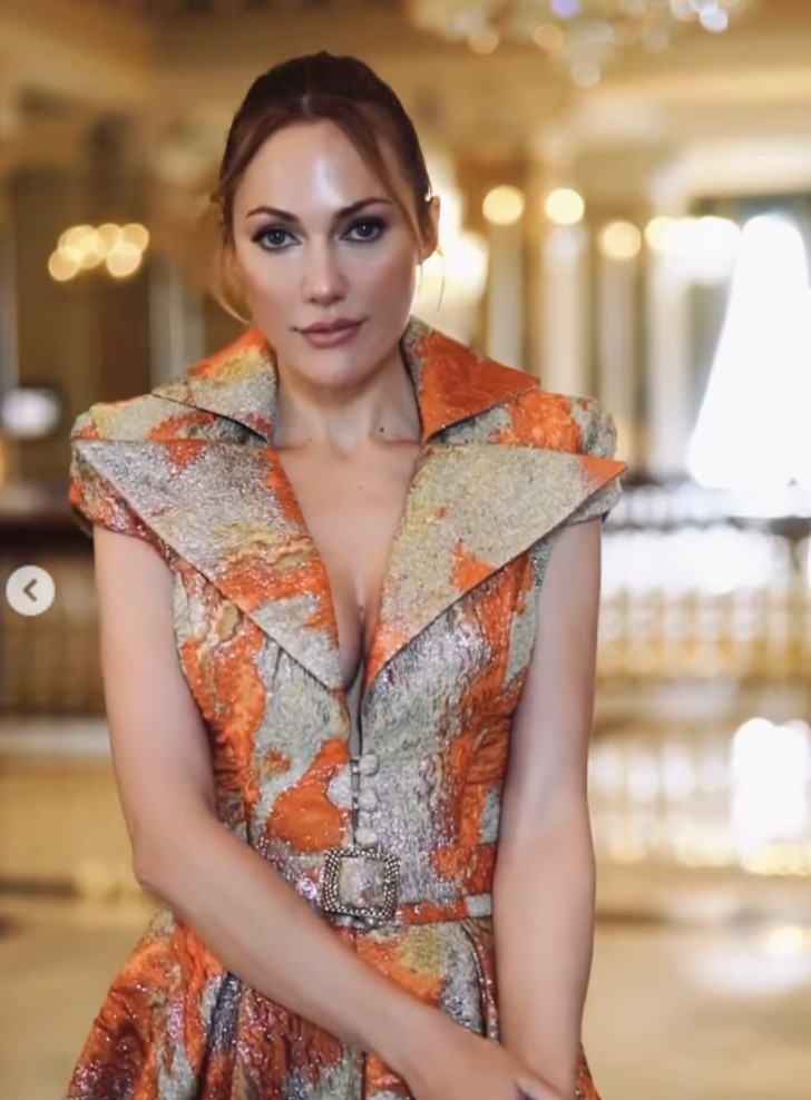 Şakir Paşa Ailesi'nin Rozali'si Meryem Uzerli'den Çırağan Sarayı'nda cesur pozlar G3