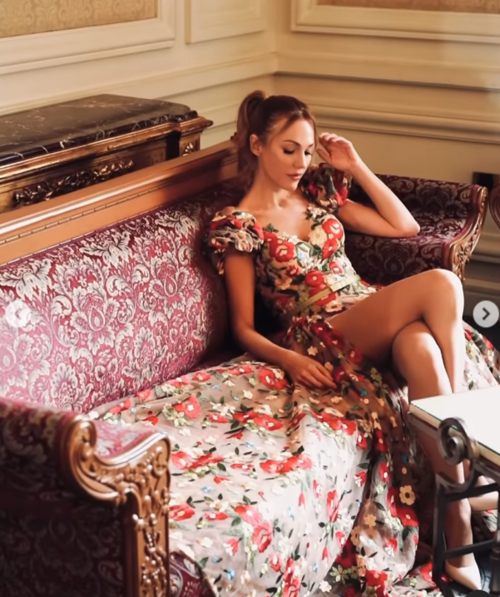 Şakir Paşa Ailesi'nin Rozali'si Meryem Uzerli'den Çırağan Sarayı'nda cesur pozlar G4