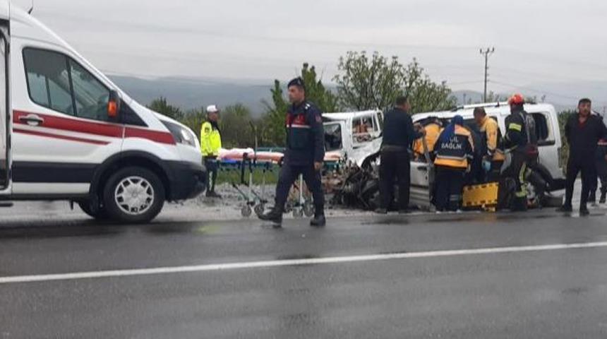 Karşı yönden gelen iki araç kafa kafaya çarpıştı: 4 yaralı