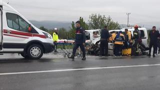 Karşı yönden gelen iki araç kafa kafaya çarpıştı: 4 yaralı