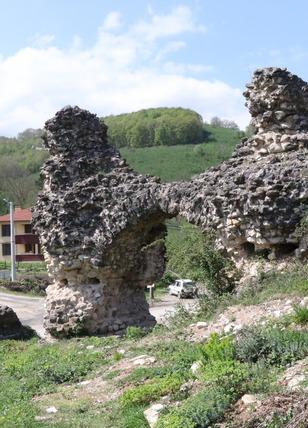 Tarihi su kemerlerinin kalıntıları ilgi görüyor
