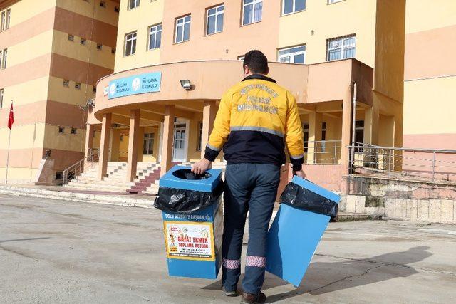 Bayat ekmekler sokak hayvanları için toplanıyor