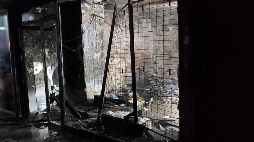 Sultangazi'de çıkan yangın itfaiye ekiplerince söndürüldü