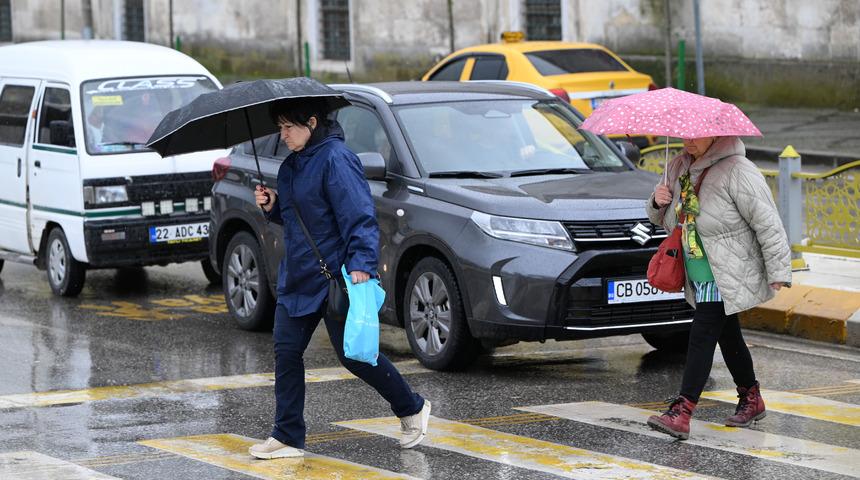 Edirne ve Kırklareli'nde gök gürültülü sağanak etkili oldu