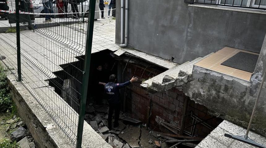 Pendik'te 4 katlı binanın bahçe zemini çöktü
