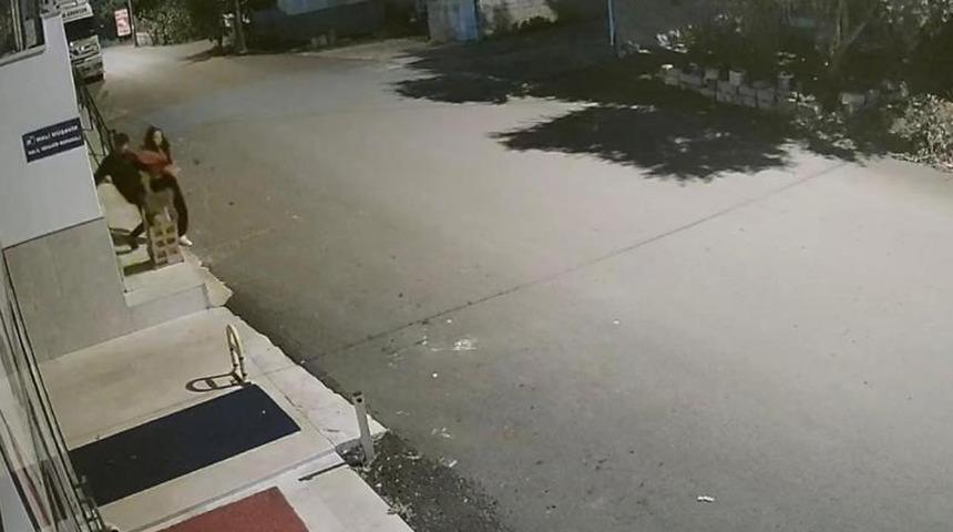 Çöp kutusunu tekmeleyip dağıttı, hiçbir şey yokmuş gibi yoluna devam etti