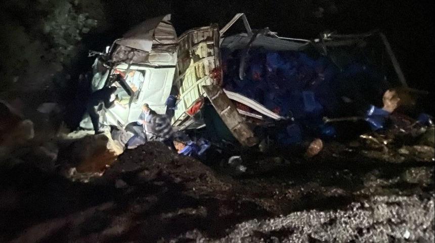 Seydikemer’de domates yüklü kamyon uçuruma yuvarlandı: 1 yaralı