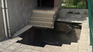 Pendik'te apartmanın girişindeki zemin kısmen çöktü