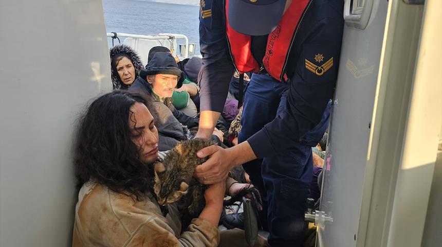 Kaçarken yakalanan göçmenin yanında gören şaştı kaldı! Kedisiyle beraber gitmeye çalışmış