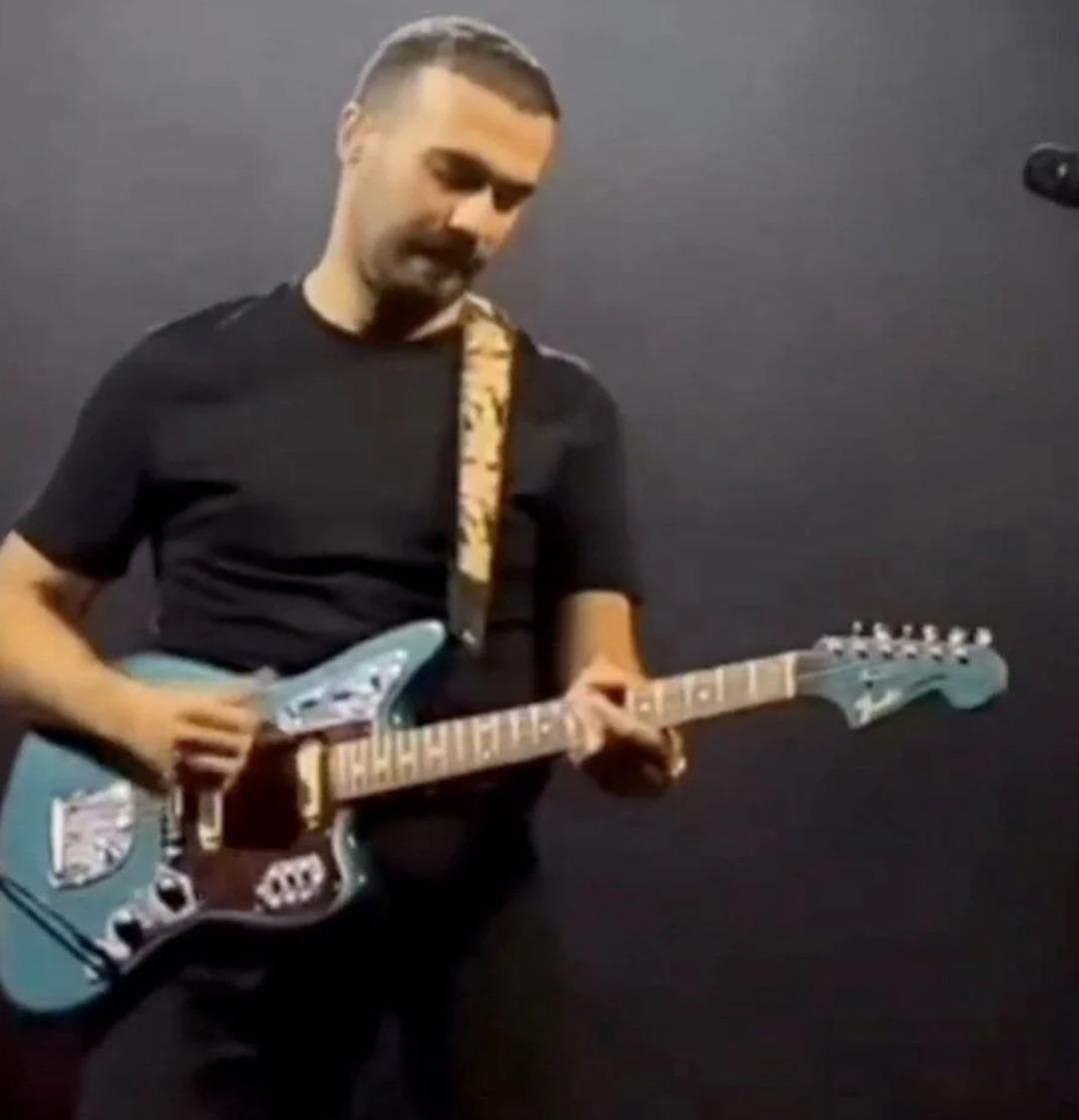 Serenay Sarıkaya ile aşk yaşayan Mert Demir i görenler tanıyamadı! Saçlarını kesip bıyık bıraktı 2