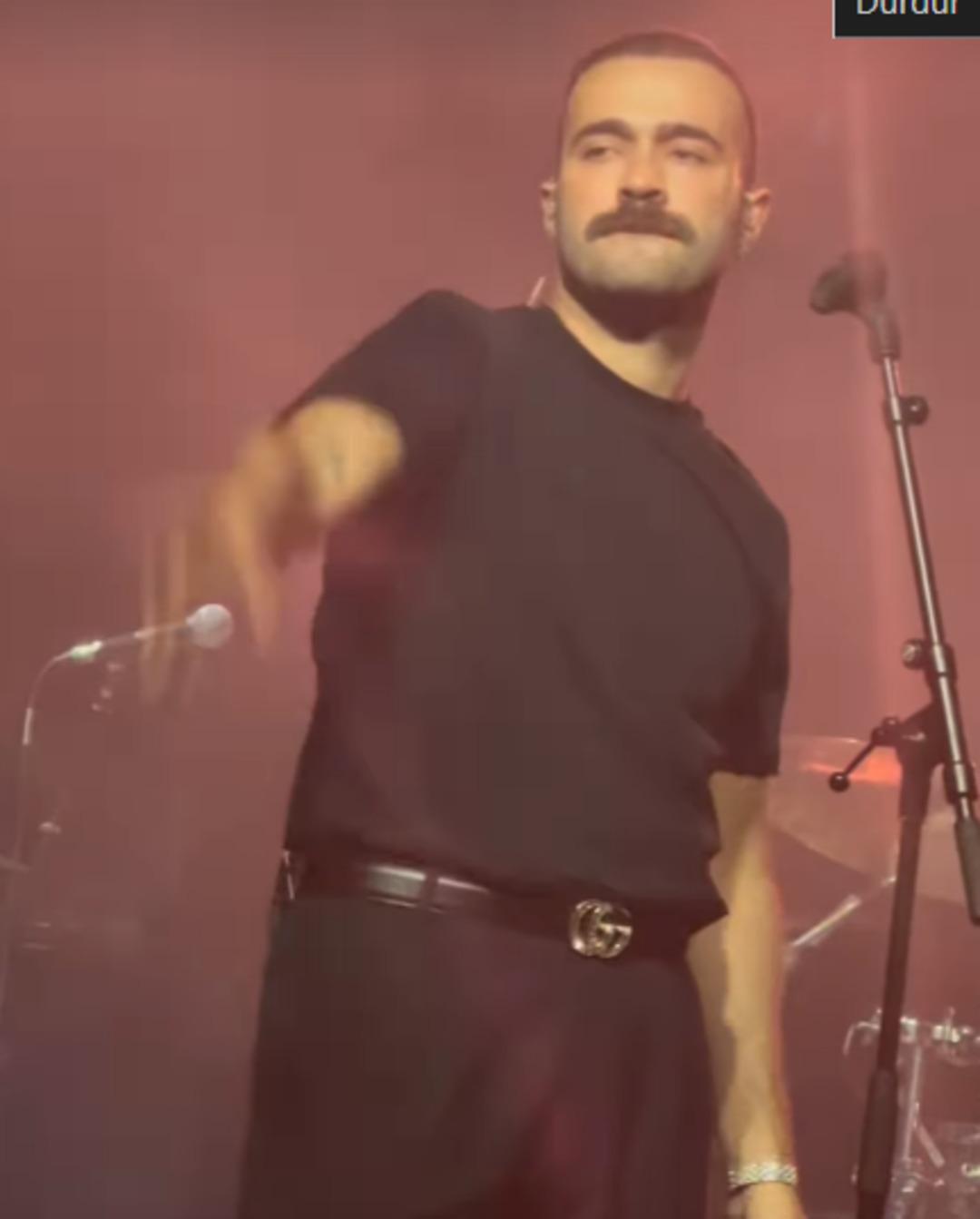 Serenay Sarıkaya ile aşk yaşayan Mert Demir i görenler tanıyamadı! Saçlarını kesip bıyık bıraktı 3