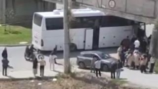 Otobüs köprü altına sıkıştı