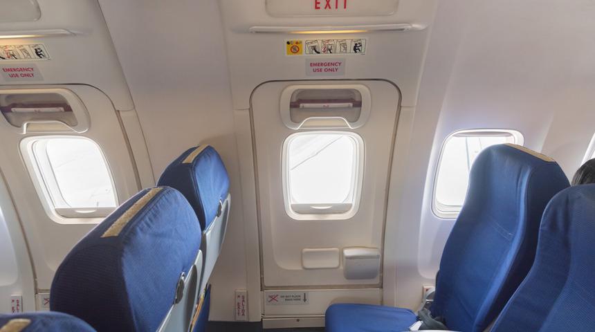 Defalarca kez denedi: Uçağın kapısını açmak için görevlilere bile saldırdı!