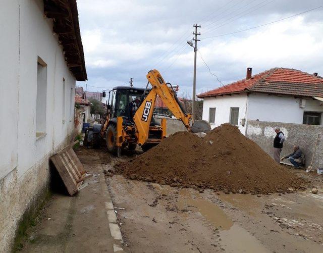 MASKİ bir yandan dere temizliyor bir yandan altyapıları yeniliyor