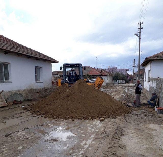 MASKİ bir yandan dere temizliyor bir yandan altyapıları yeniliyor