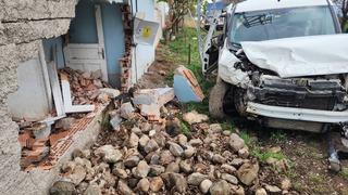 Amasya'da evin duvarına çarpan hafif ticari araçtaki 4 kişi yaralandı