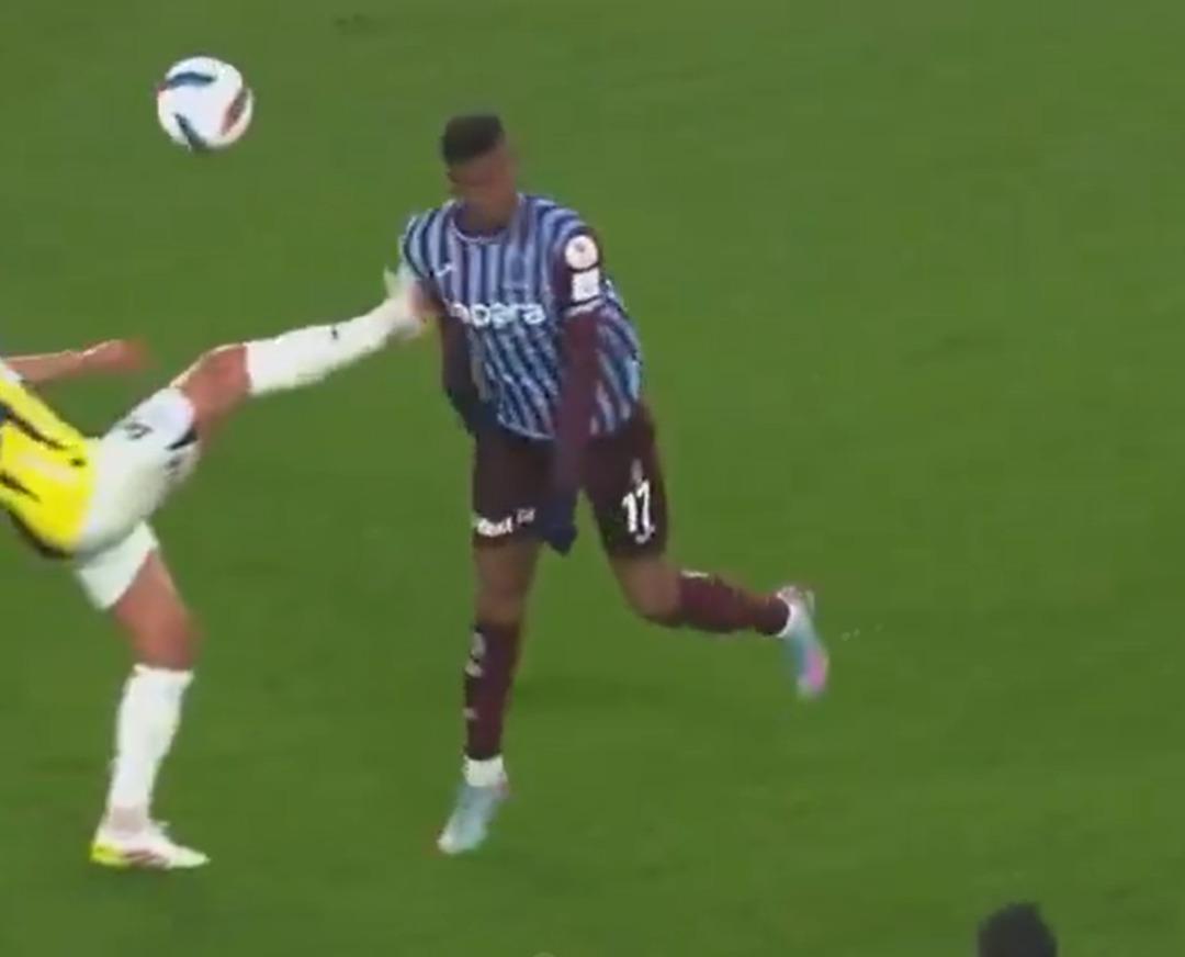 Fenerbahçe-Trabzonspor maçında olay pozisyon! Acılar içinde yerde kaldı, hakemin kararı tartışma yarattı 1