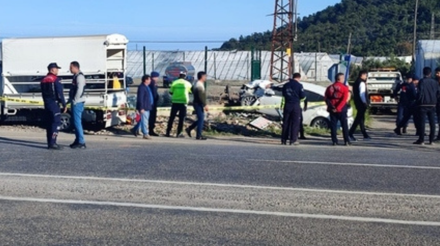 Mersin'de kamyonetle otomobilin çarpışması sonucu 1 kişi öldü, 6 kişi yaralandı