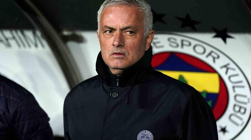 Trabzonspor galibiyeti sonrası Mourinho'dan beklenmedik hamle! Bu kez rakip soyunma odasına gitti ve...