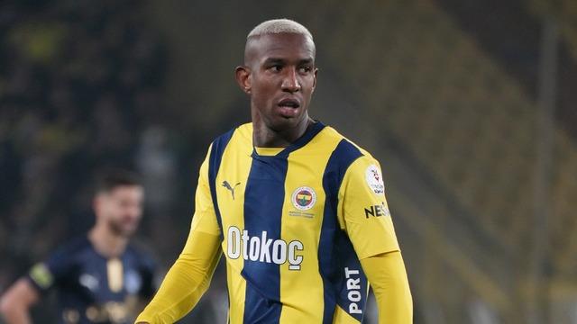 Fenerbahçe geriden gelip kazandı! Sarı-Lacivertliler sahasında Trabzonspor'u 4-1 mağlup etti, Galatasaray ile olan puan farkını 3'e düşürdü