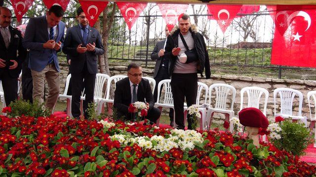 Afrin gazisi, şehit komutanının mezarını ziyaret etti