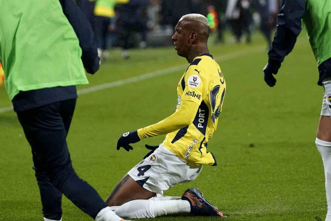 Anderson Talisca topa öyle bir vurdu ki, Uğurcan Çakır kıpırdayamadı! Süper Lig de belki de yılın golü... 1