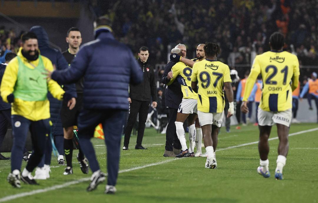 Trabzonspor maçındaki performansıyla göz kamaştırmıştı! Osayi Samuel den Fenerbahçe ye ters köşe... Karar değiştirdi 2
