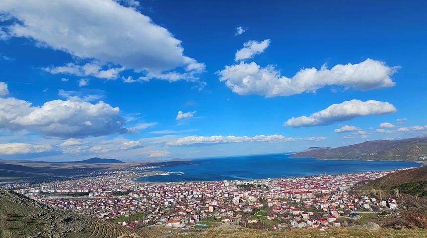 Tatvan semalarındaki bulut geçişleri görsel şölen oluşturdu